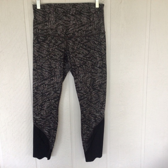 LULULEMON WUNDER UNDER HIGH RISE 23” SCALLOP HEM CROPS 23” ORIGAMI LACE BLACK. - Picture 7 of 16